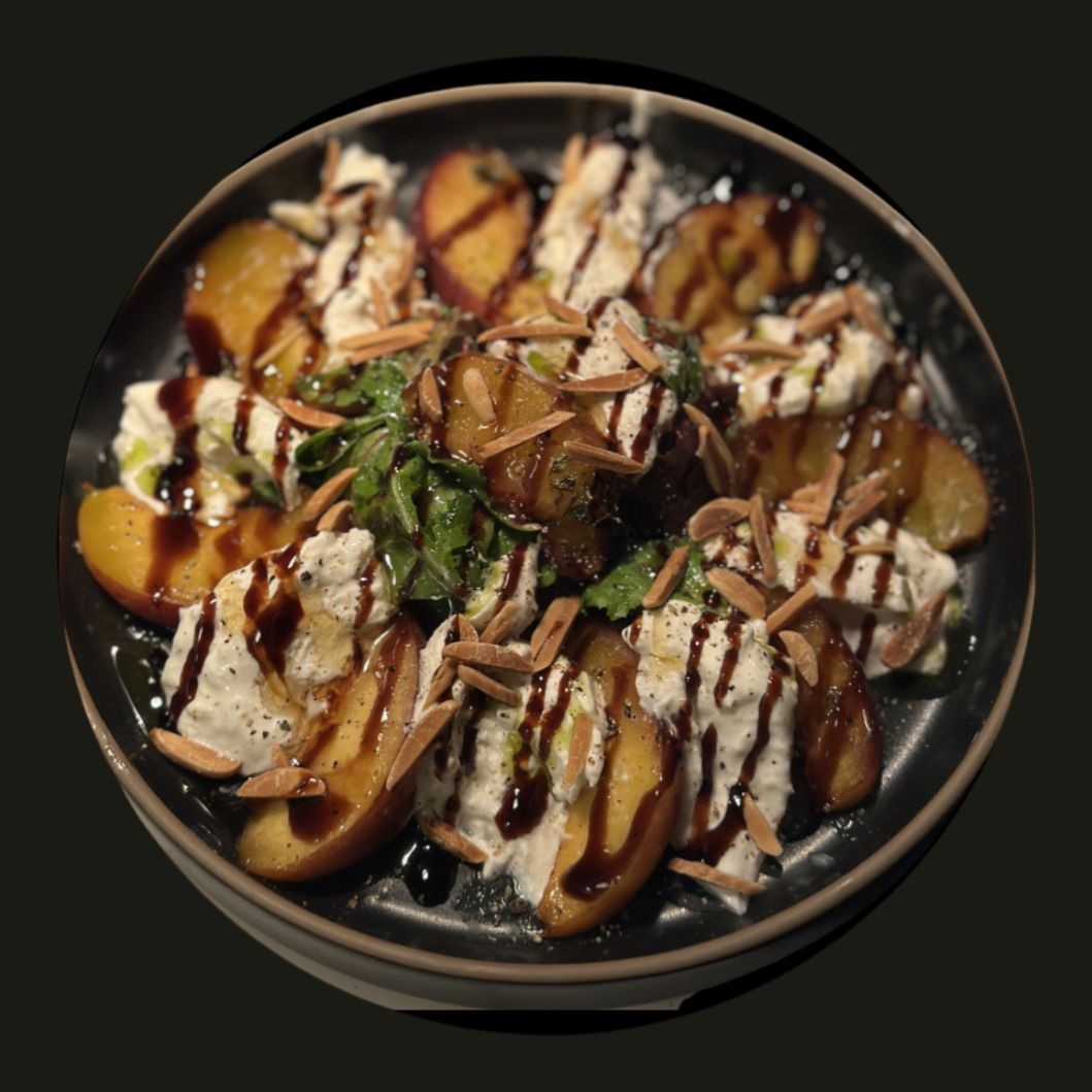 Burrata & gebratener Pfirsich auf Rucola mit Mandelsplitter