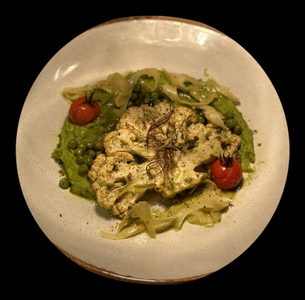 Pasta mit Blumenkohlcreme, Erbsen & Kirschtomaten (vegan)